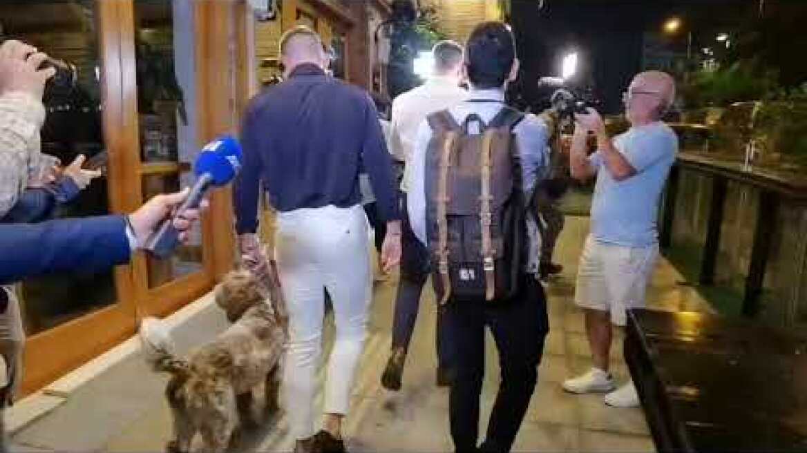 O Στέφανος Κασσελάκης αποχωρεί με τον Τάιλερ και τον σκύλο του από την Κουμουνδούρου