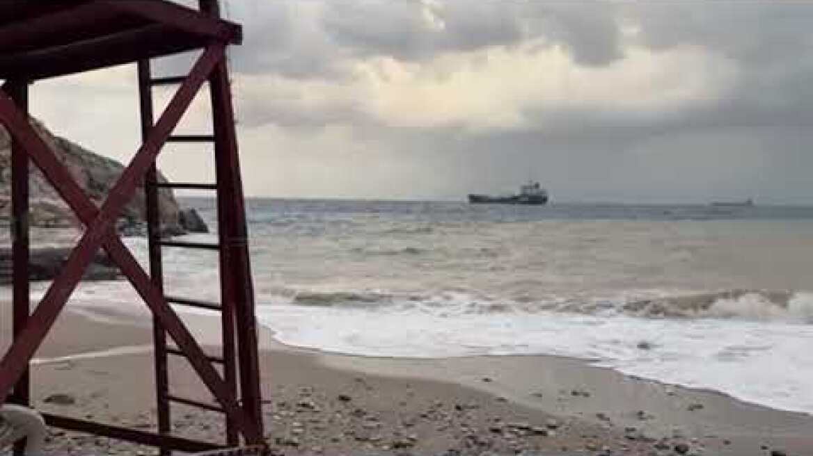 Η θάλασσα «έφαγε» τη μισή παραλία στο Παλαιόκαστρο