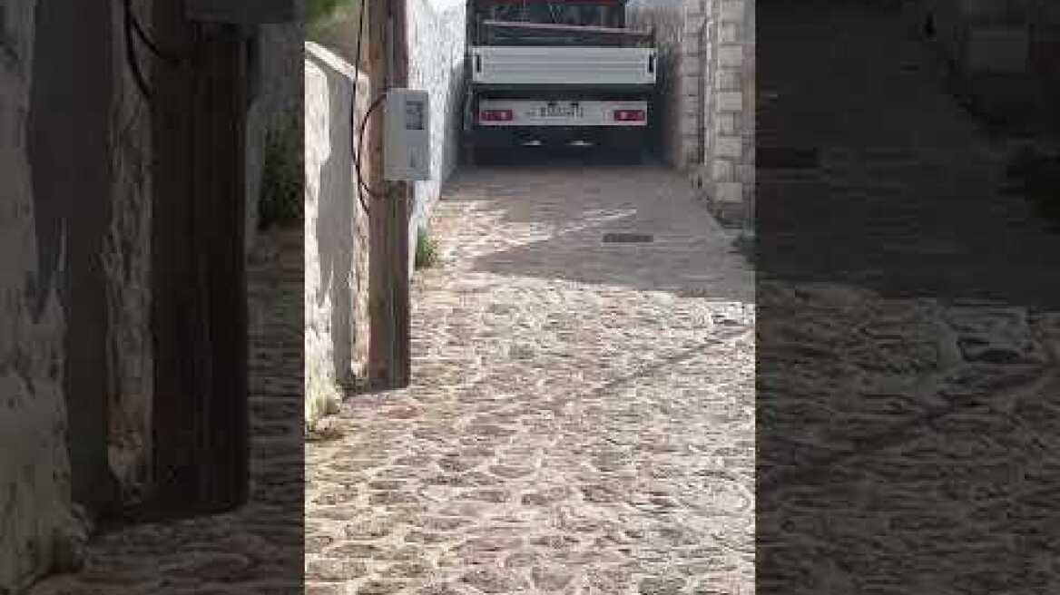 Σφηνώνουν στα καλντερίμια της Ύδρας τα φορτηγά της παραγωγής του Brad Pitt