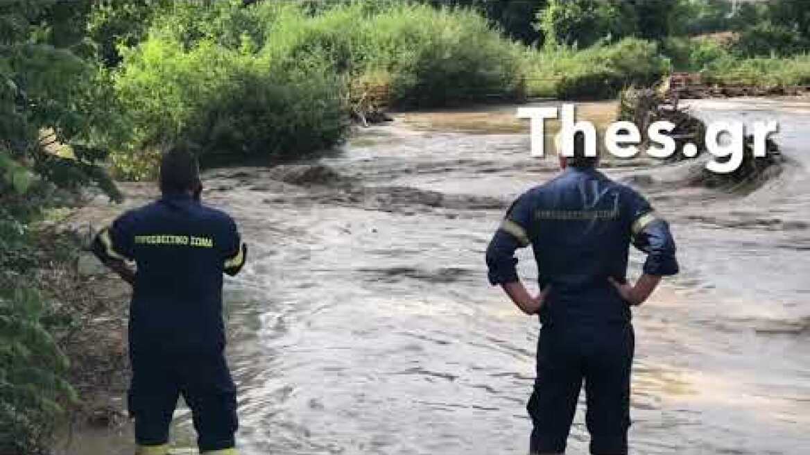Θεσσαλονίκη: Χείμαρρος παρέσυρε όχημα με έναν άτομο - Ερευνες από τις αρχές