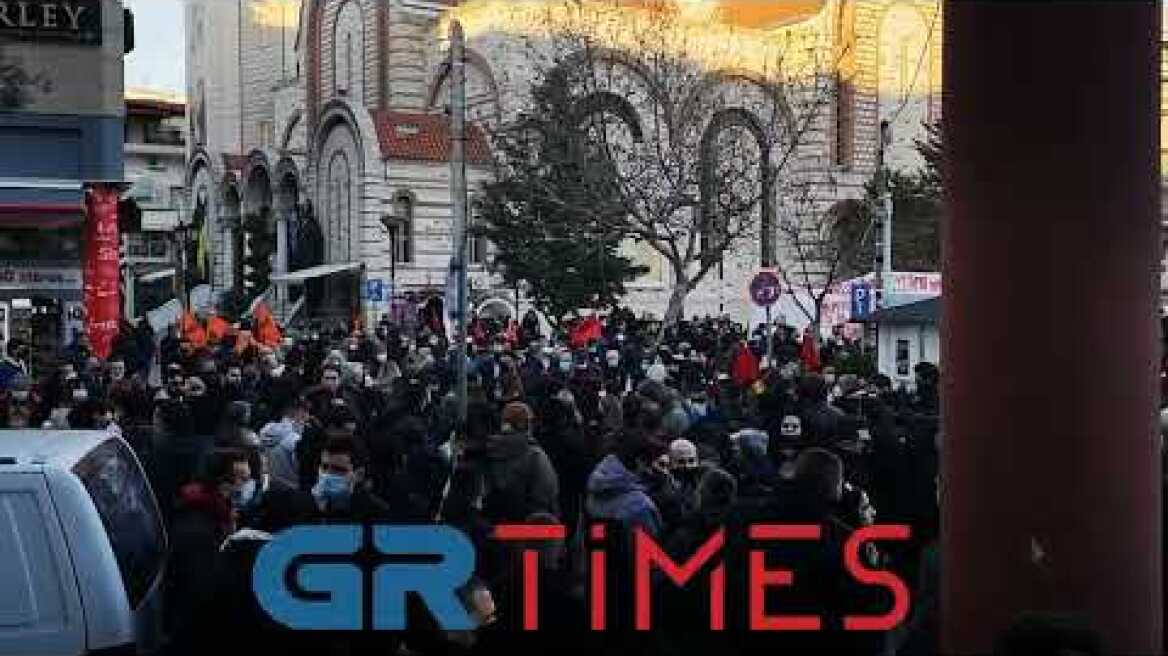 Μεγάλη αντιφασιστική συγκέντρωση στην πλατεία Ευόσμου