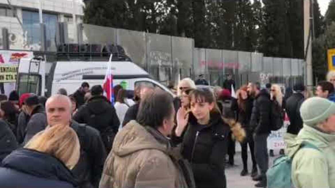 Συγκέντρωση εκπαιδευτικών έξω απο το υπουργείο παιδείας