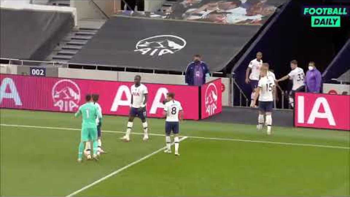 Hugo Lloris & Son clashing with each other at half-time 😳