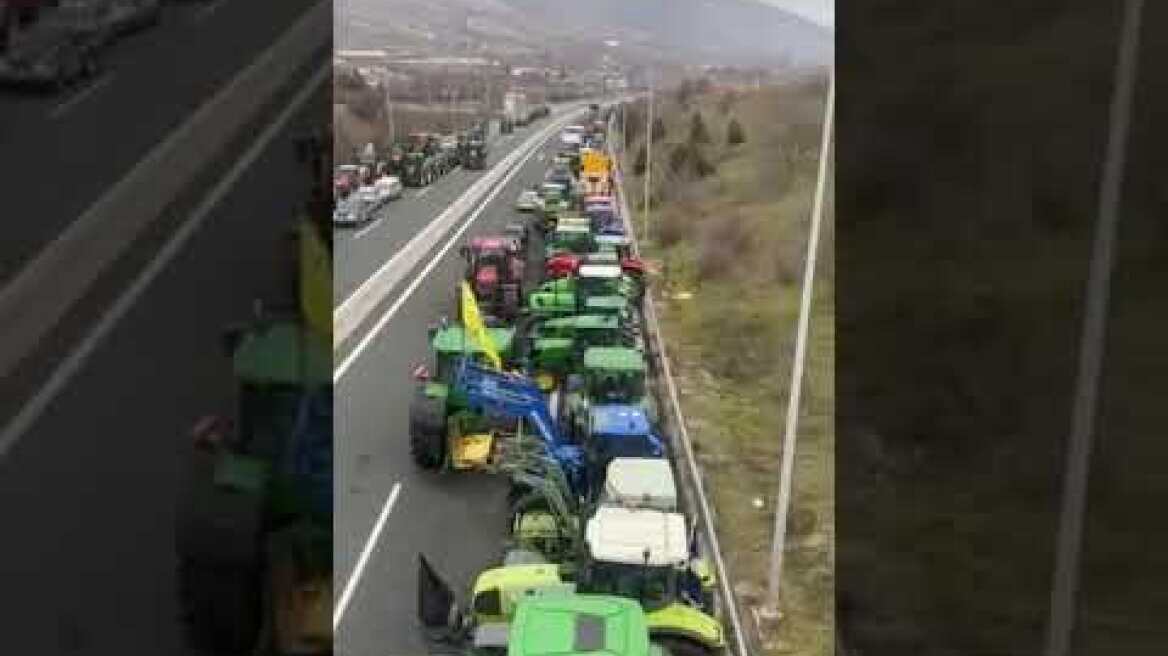 Οι αγρότες φτάνουν με τρακτέρ στα Τέμπη (1)