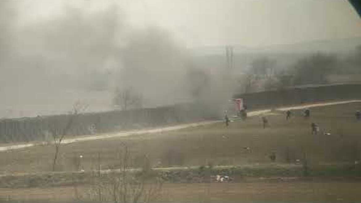 Το πλάνο απο ελληνικής πλευράς δείχνει την τουρκική αστυνομία να ρίχνει με πολλαπλούς εκτοξευτές