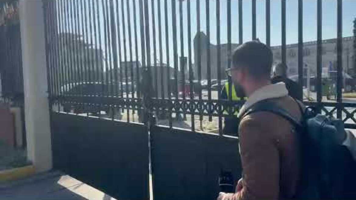 Έκλεισαν τις πύλες στο λιμάνι πριν φτάσουν οι αγρότες