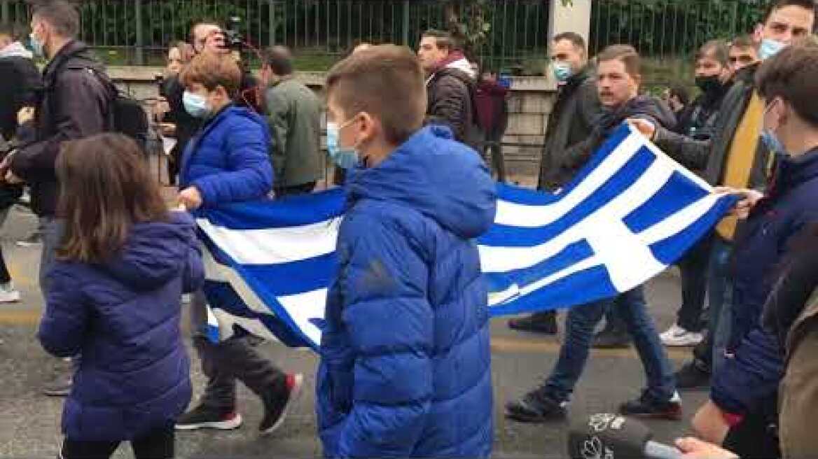 Πολυτεχνείο: Μικρά παιδιά κρατούν τη σημαία στην πορεία