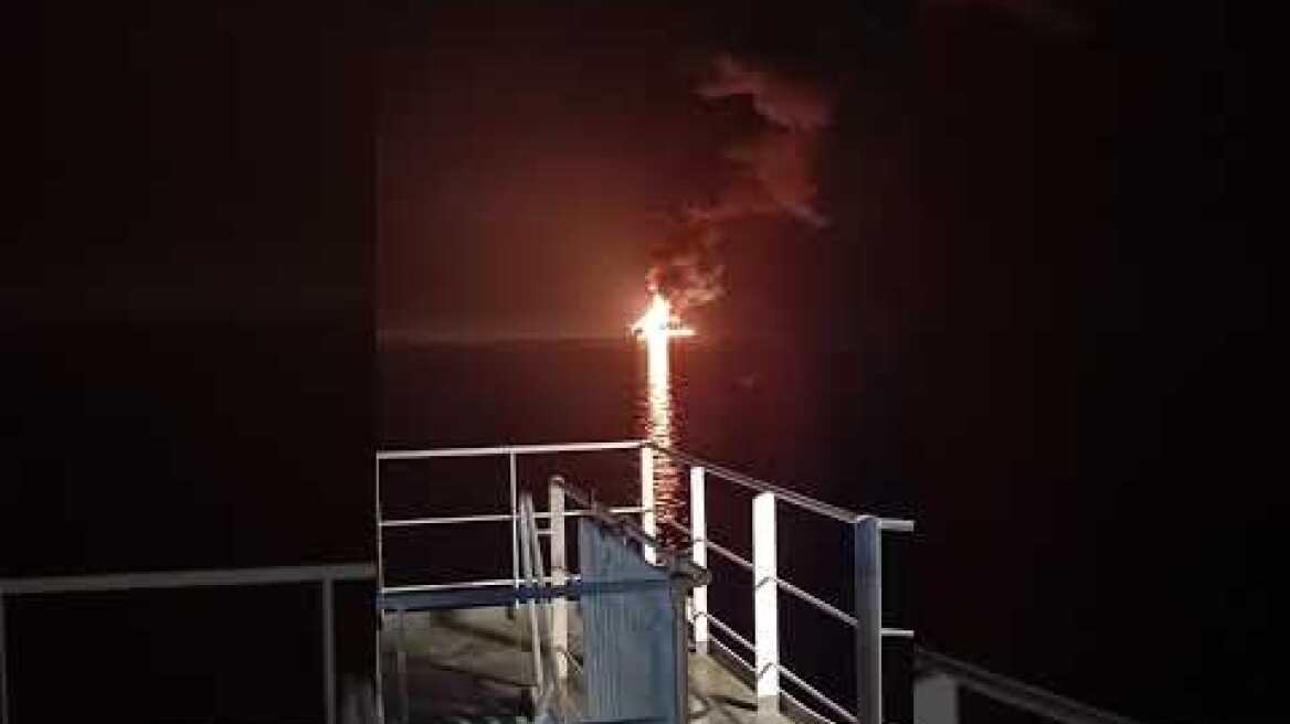 Πλοίο στις φλόγες στα στενά του Ορμούζ