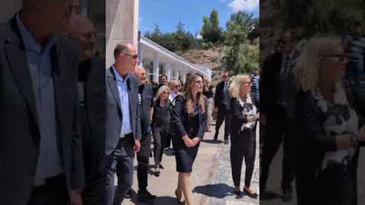 Ξεκινάει η εξόδιος ακολουθία στον ιερό ναό Αγίων Θεοδώρων στο Α νεκροταφείο