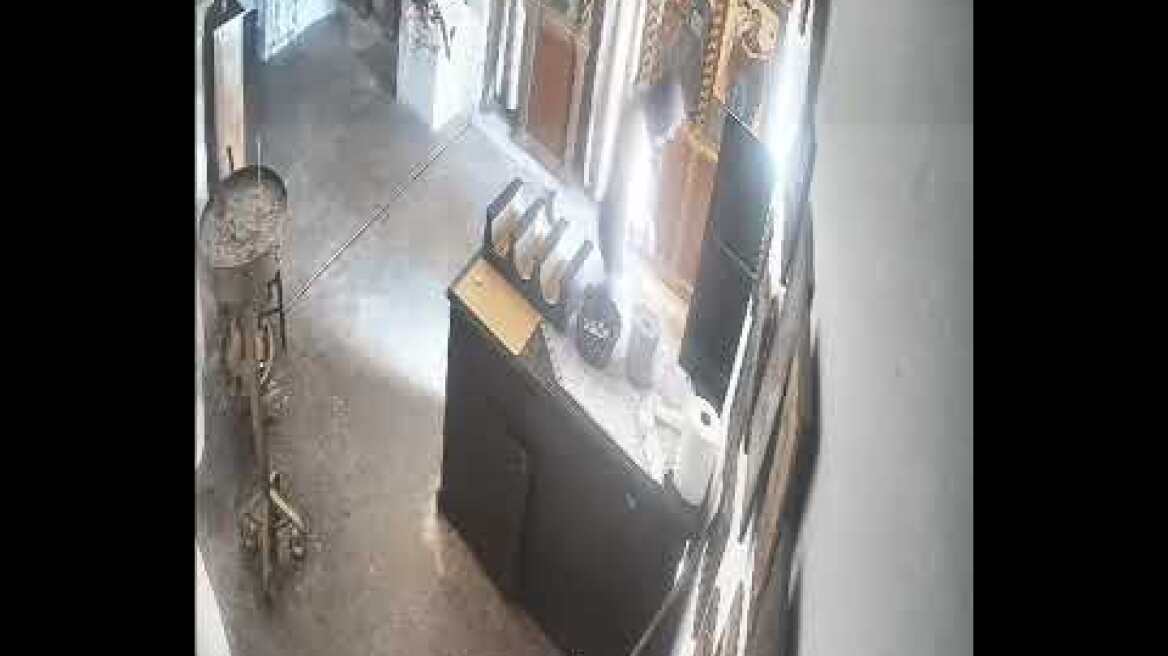 Ημίγυμνος άνδρας κλέβει εκκλησία στο Ηράκλειο – Δείτε τις κινήσεις του