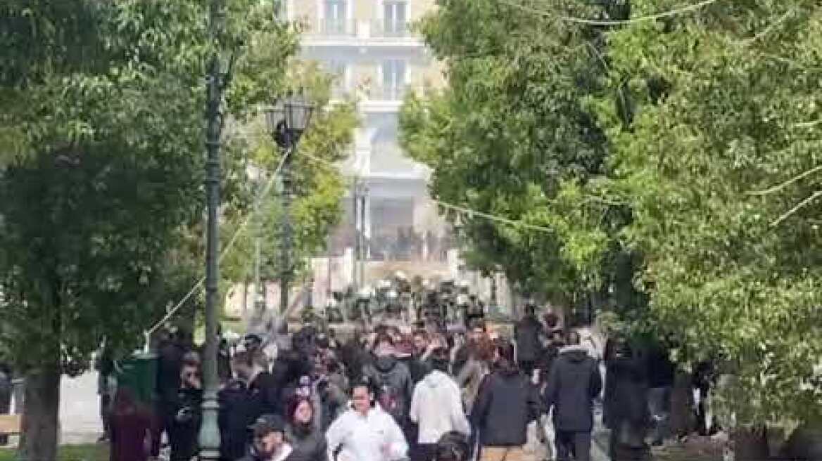 Επεισόδια έξω από τη Βουλή (4)