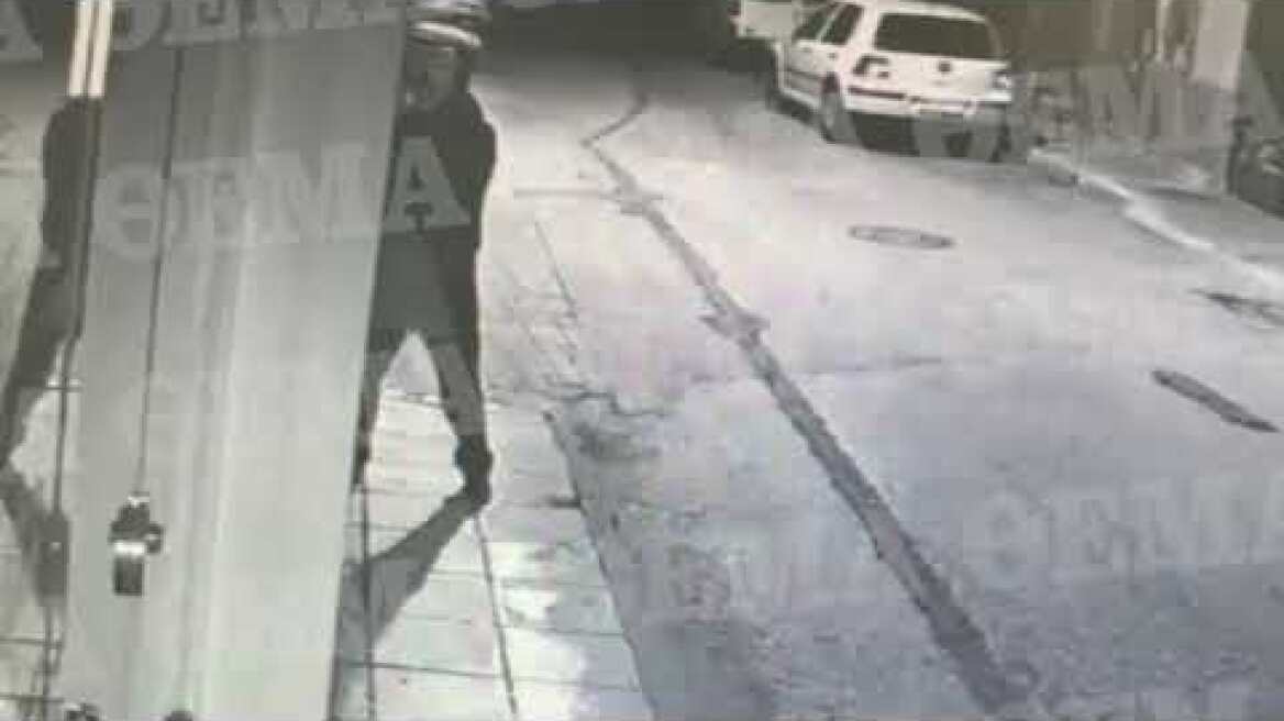 Μασκοφόρος διαρρήκτης με νεκροκεφαλή κλέβει μαγαζί με οπτικά (1)