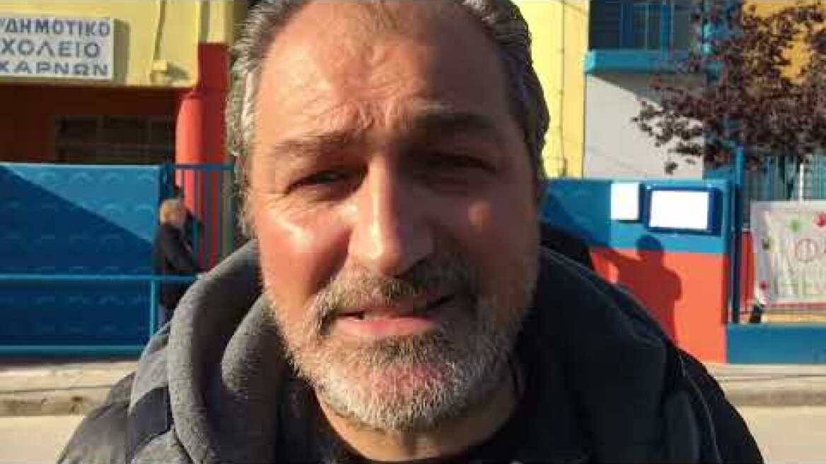 Γονείς στο Μενίδι διαμαρτύρονται για τις αδέσποτες σφαίρες έξω από το σχολείο των παιδιών τους (1)