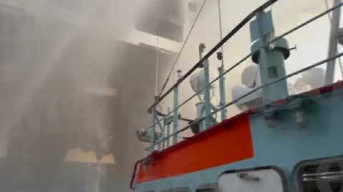 Φωτιά σε πλοίο στην Κέρκυρα - Κατάσβεση