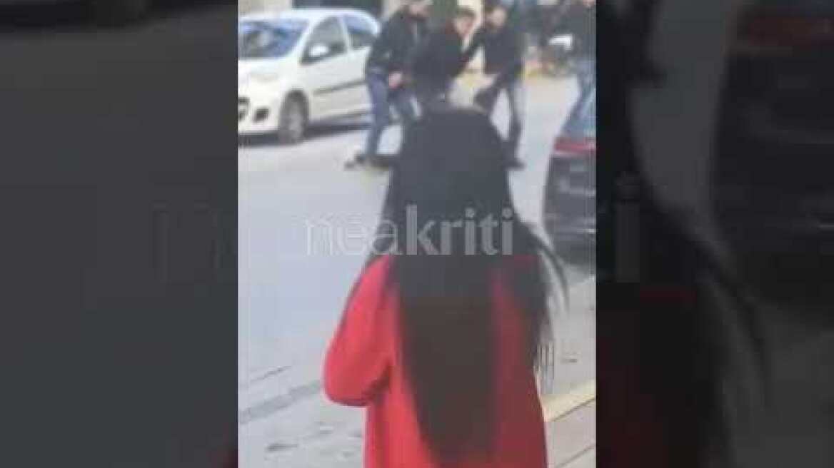 Η στιγμή που συλλαμβάνουν το δράστη του Γαζίου - Κινητοποιημένος στην άσφαλτο