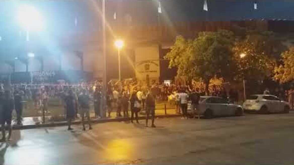 Οπαδοί του ΠΑΟΚ συγκεντρώνονται έξω από το γήπεδο μετά τη νίκη με Μπενφίκα -