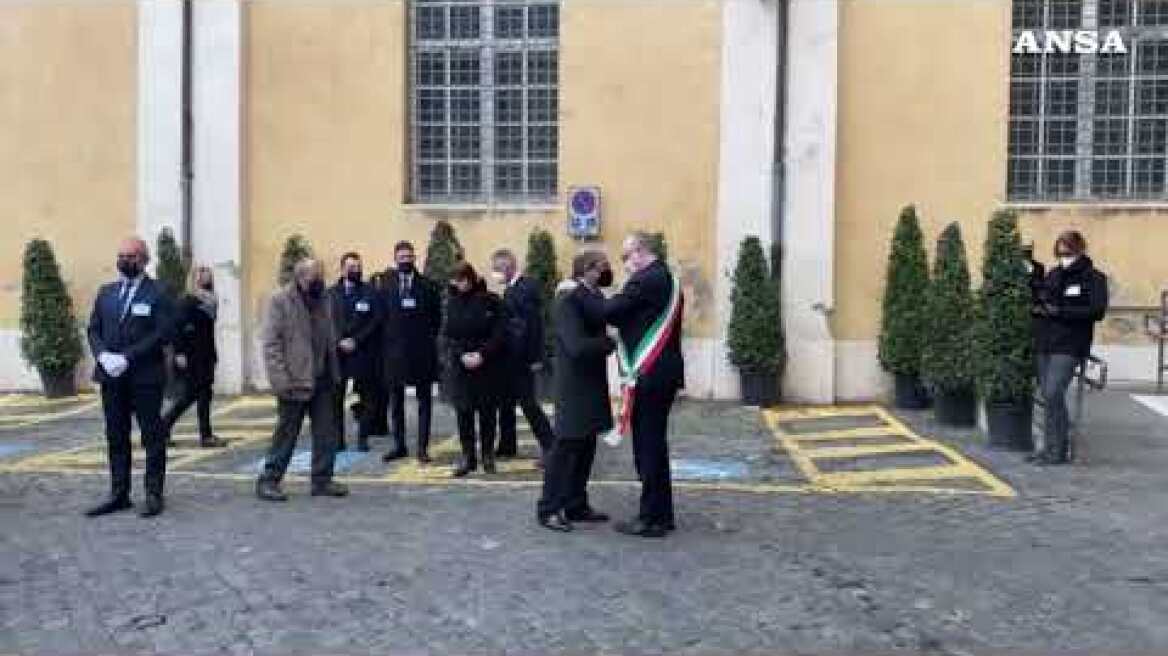 Camera ardente di Monica Vitti in Campidoglio, l'arrivo del feretro