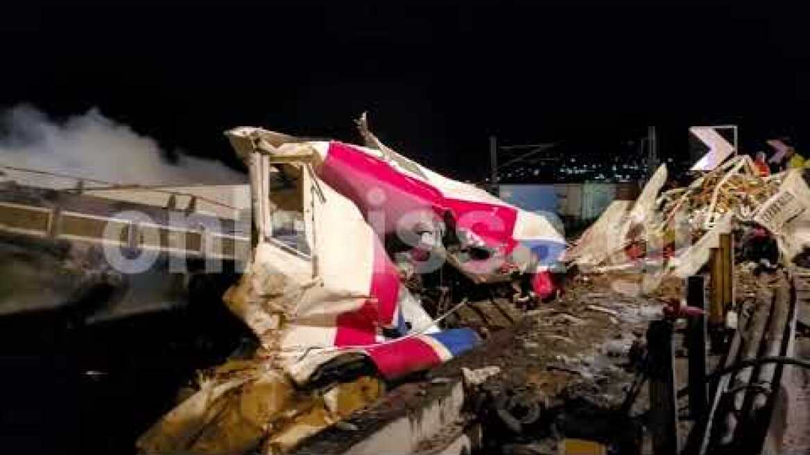 Εικόνες χάους από τη σύγκρουση τρένων έξω από τη Λάρισα