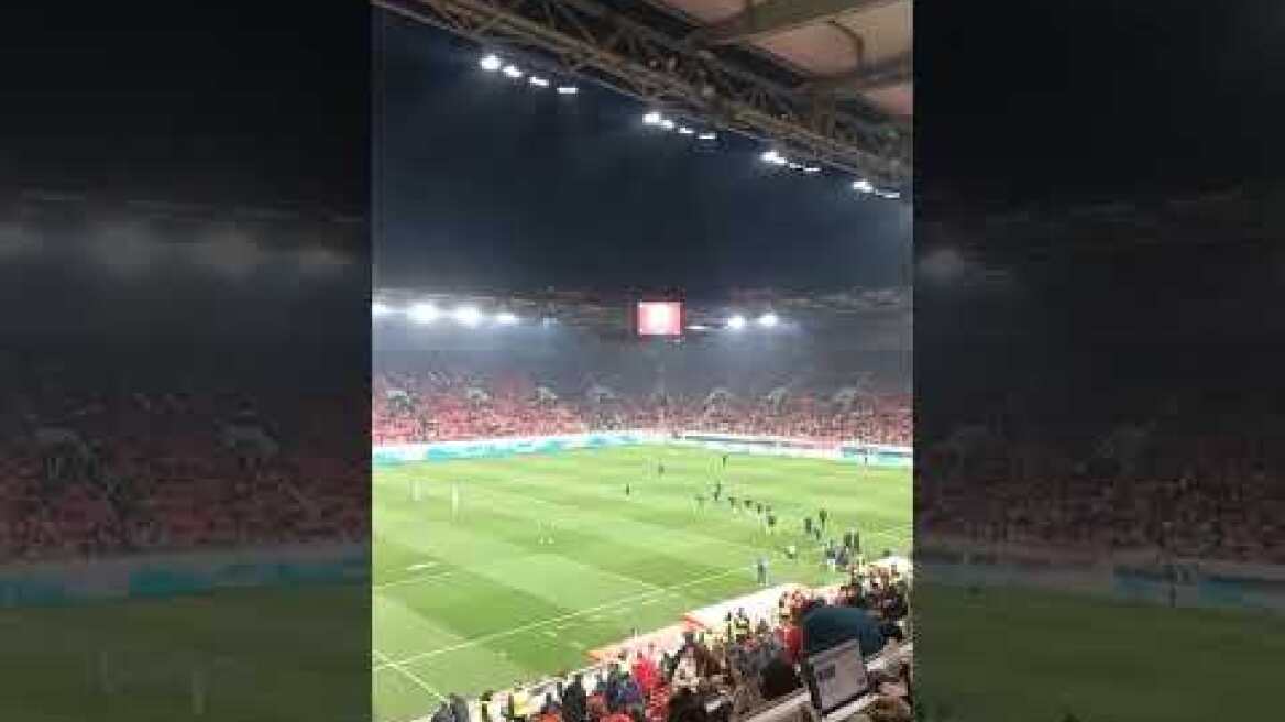 Οι παίκτες του ΠΑΟΚ κατά την είσοδο τους για ζεσταμα