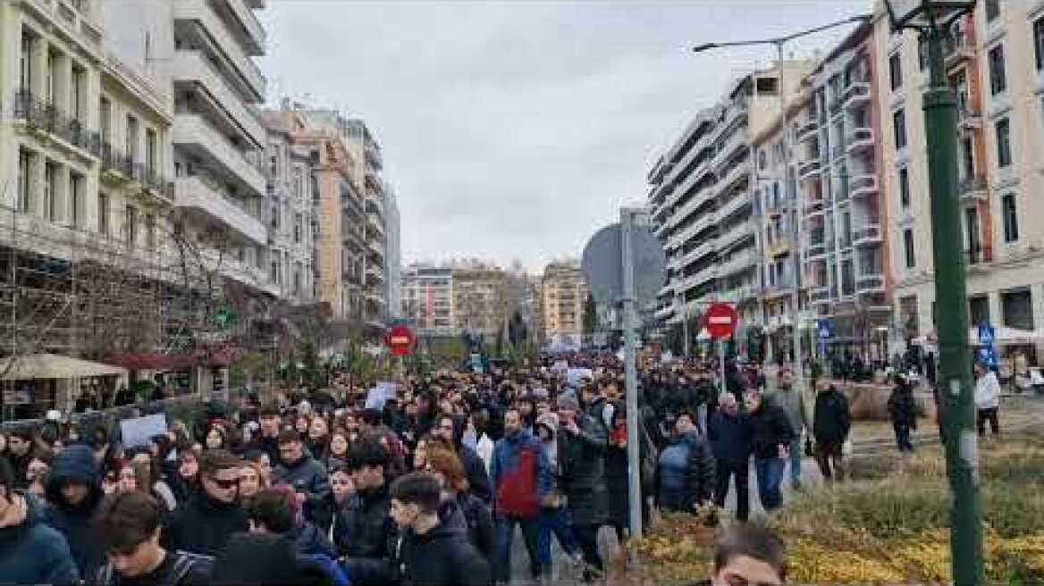 Thestival.gr πορεία φοιτητών και μαθητών για τα τέμπη στο κέντρο της θεσσαλονίκης