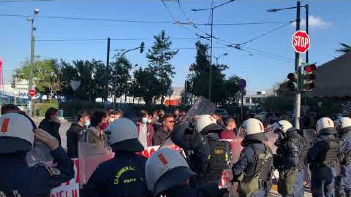 Συγκέντρωση αλληλέγγυων φοιτητών στα δικαστήρια Πειραιά