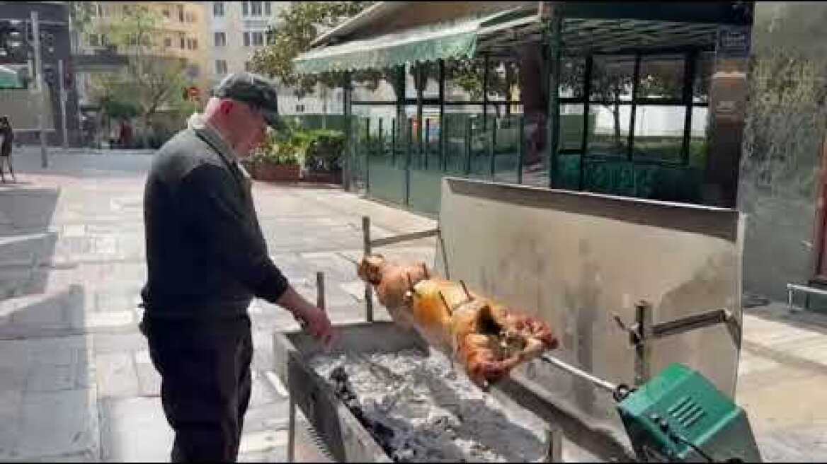 Μύρισε οβελίας από νωρίς στην Αθήνα