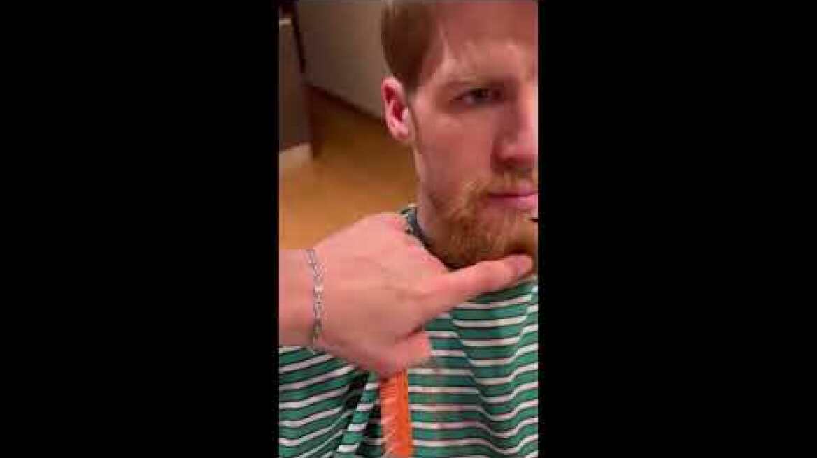 Ο Τόμας Γουόκαπ ξυρίζεται για να παρουσιαστεί στον Ελληνικό Στρατό