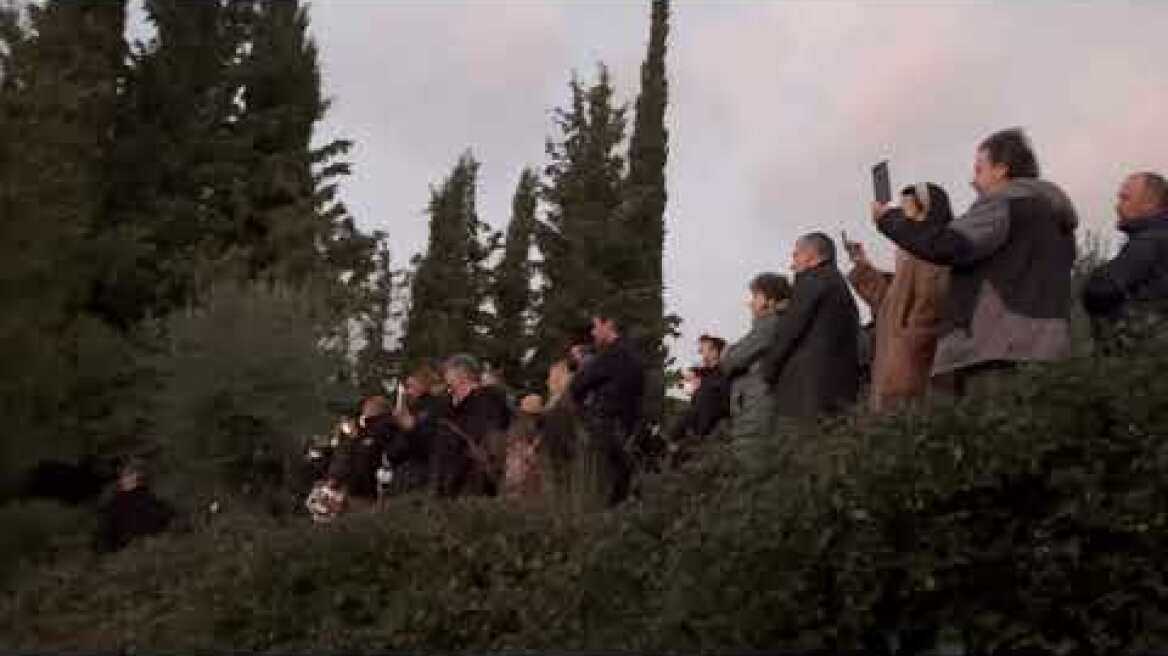 Στη τελευταία του κατοικία ο μακαριστος Μητροπολιτης Κοσμας