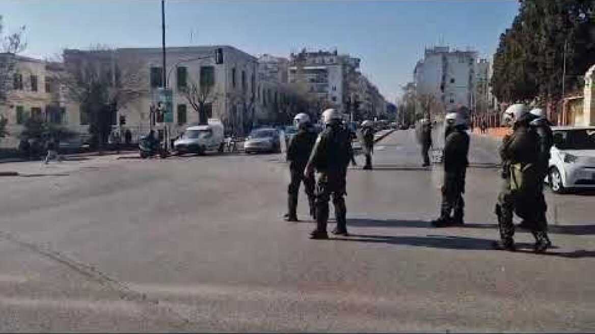 Θεσσαλονίκη: Πέτρες σε ΜΑΤ την ώρα που περνούν αυτοκίνητα από την Αγίου Δημητρίου