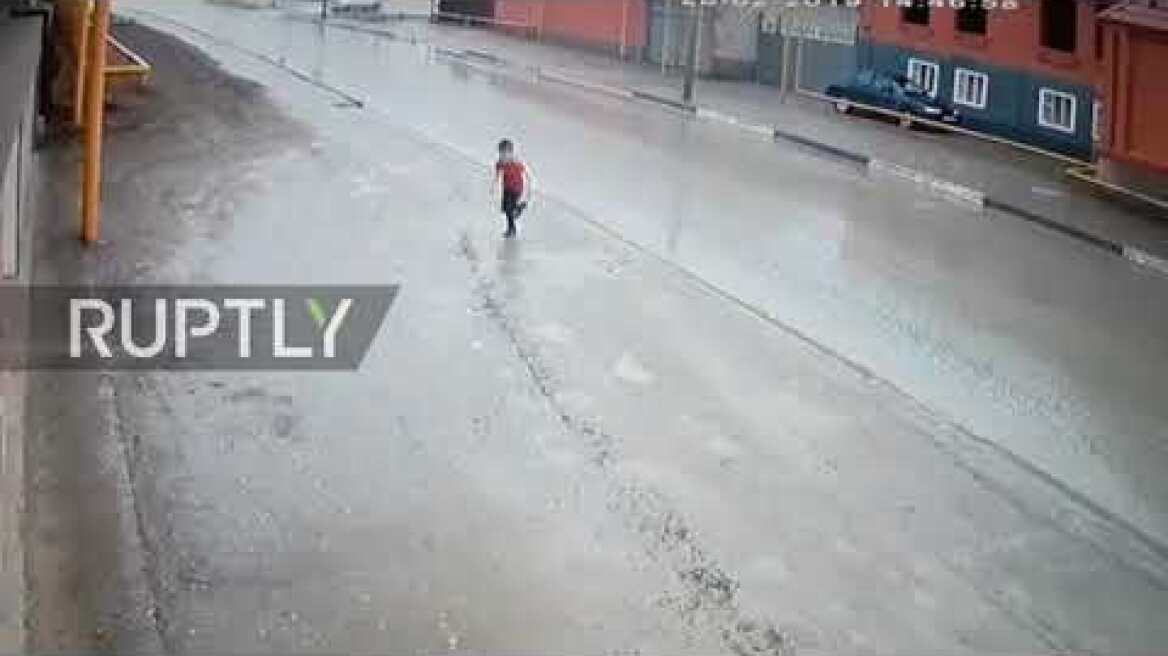 Τα αντανακλαστικά του οδηγού έσωσαν το απρόσεκτο παιδί