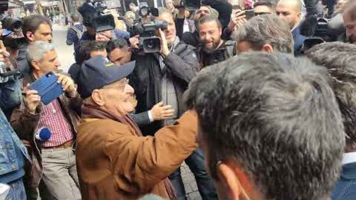 Κυρ. Μητσοτάκης σε ηλικιωμένο: "Το τσιγάρο πρέπει να το κόψεις"