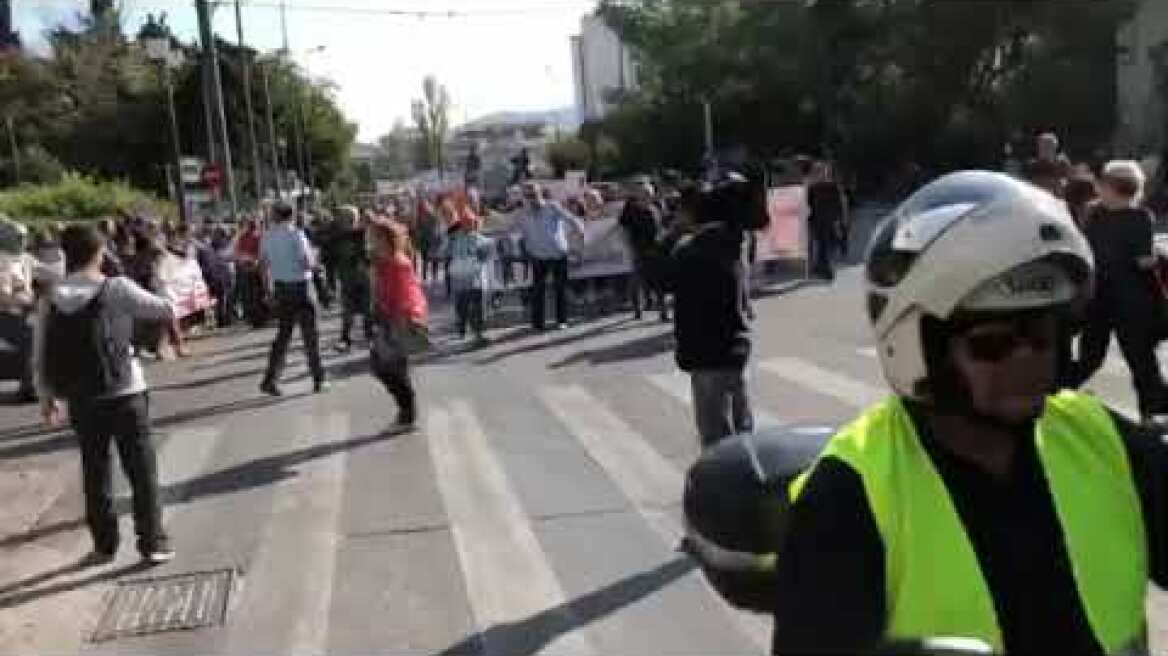 ΠΟΕΔΗΝ: Σε εξέλιξη η πορεία στην Αθήνα - «Η δημόσια υγεία στο σφυρί», γράφουν τα πανό