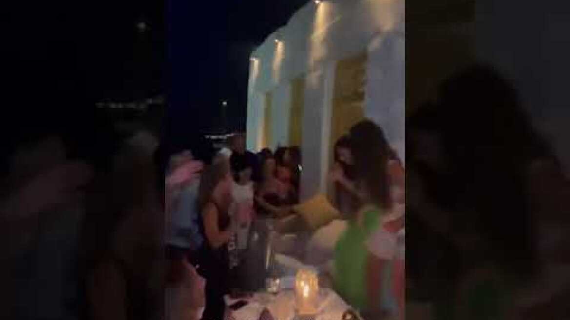 Ο ξέφρενος χορός της Ντέμι Μουρ στη Μύκονο (2)