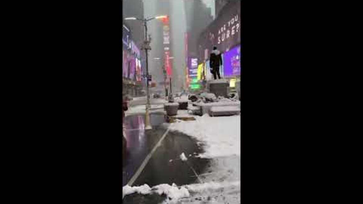 Ο Naked Cowboy της Νέας Υόρκης βγήκε στο χιόνι