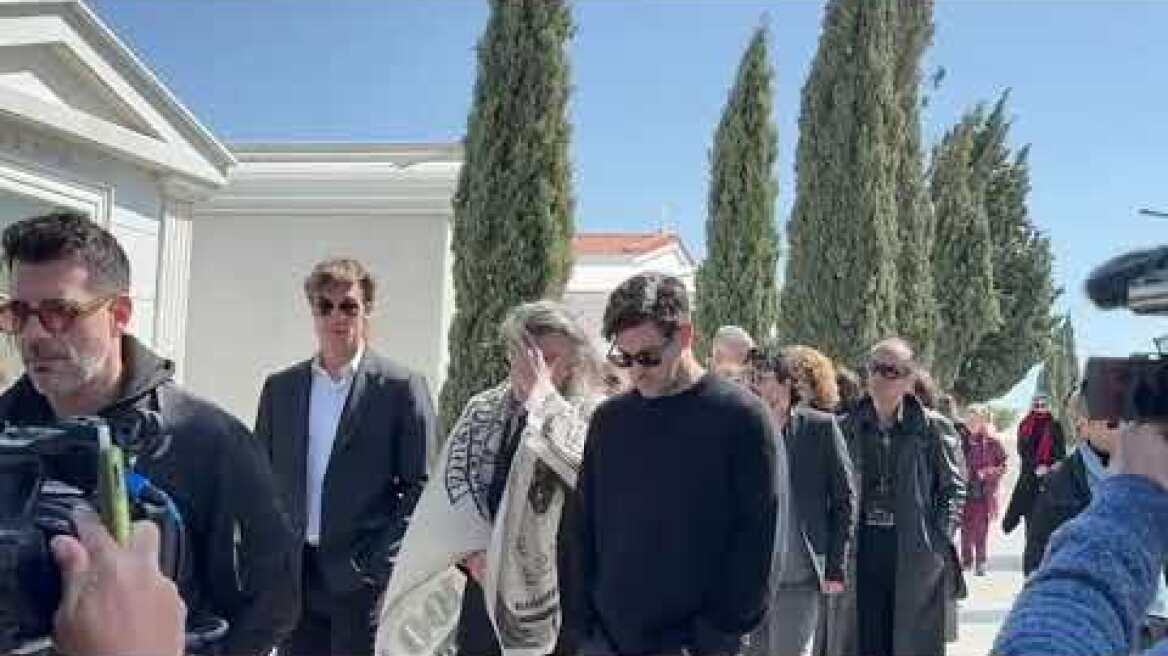 Ο Ηλίας Ψινάκης και ο Κώστας Μαρτάκης στην κηδεία του Γιώργου Μαρίνου