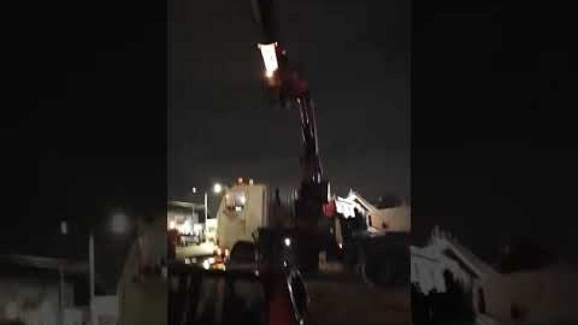 Αυτοκίνητο έπεσε στη θάλασσα στο λιμάνι των Παλουκιών στη Σαλαμίνα