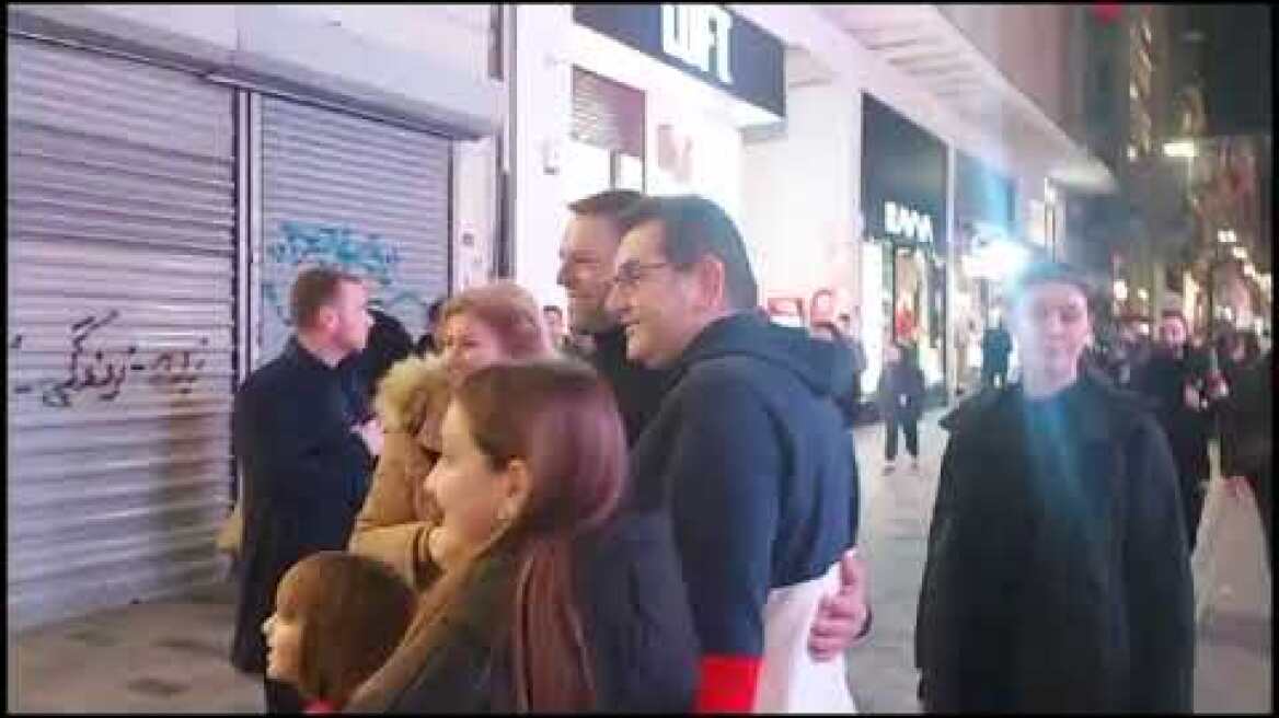 Η βόλτα του Στέφανου Κασσελάκη στην Πλατεία Ταξίμ