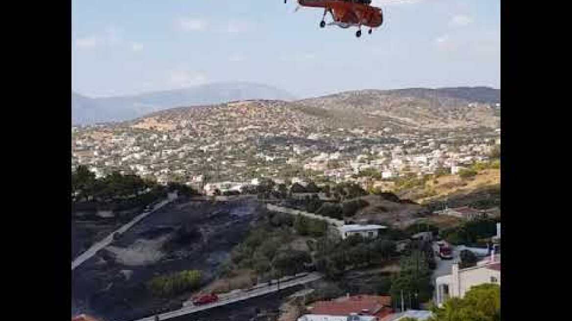 Ρίψεις ελικοπτέρου ανάμεσα στα σπίτια