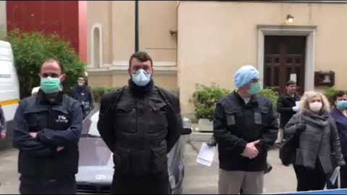 Βίντεο με την ένταση έξω από τον Ευαγγελισμό με αστυνομικούς και γιατρούς