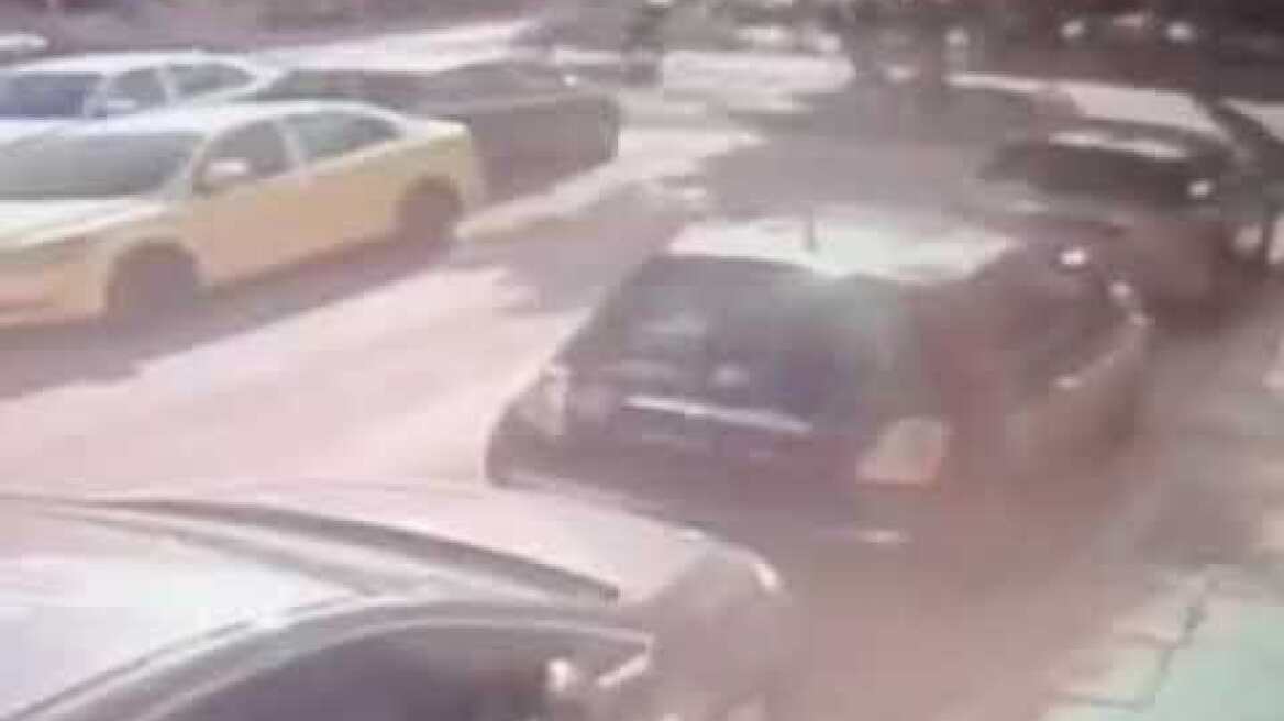 Η παράσυρση της 16χρονης από μηχανή στην Λιοσίων