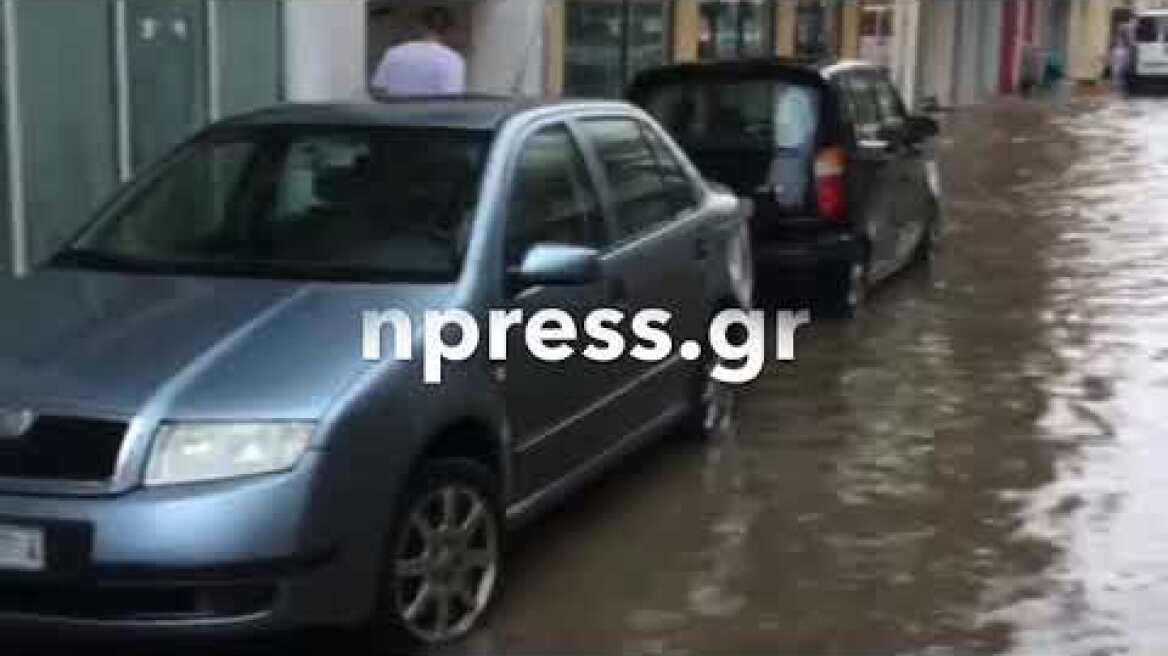 «Βούλιαξαν» δρόμοι στην Ναύπακτο