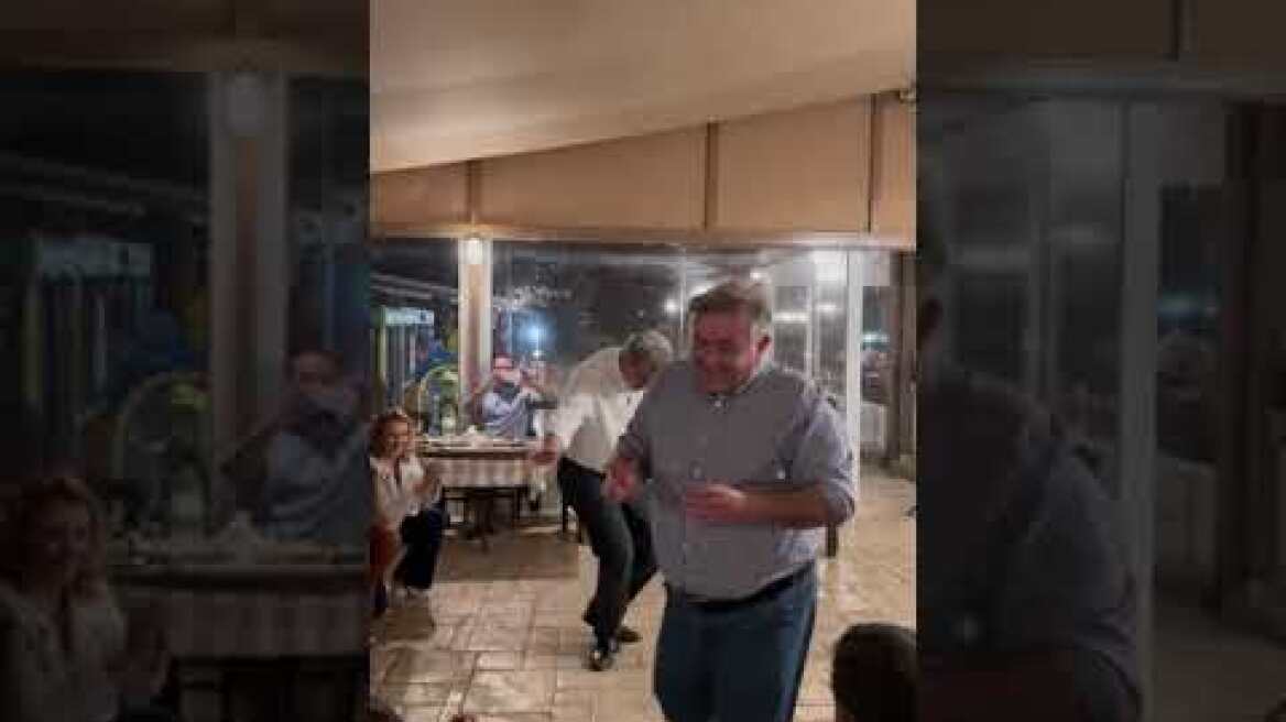 Ο Παύλος Πολάκης χόρεψε ζεϊμπέκικο για να γιορτάσει τα γενέθλιά του