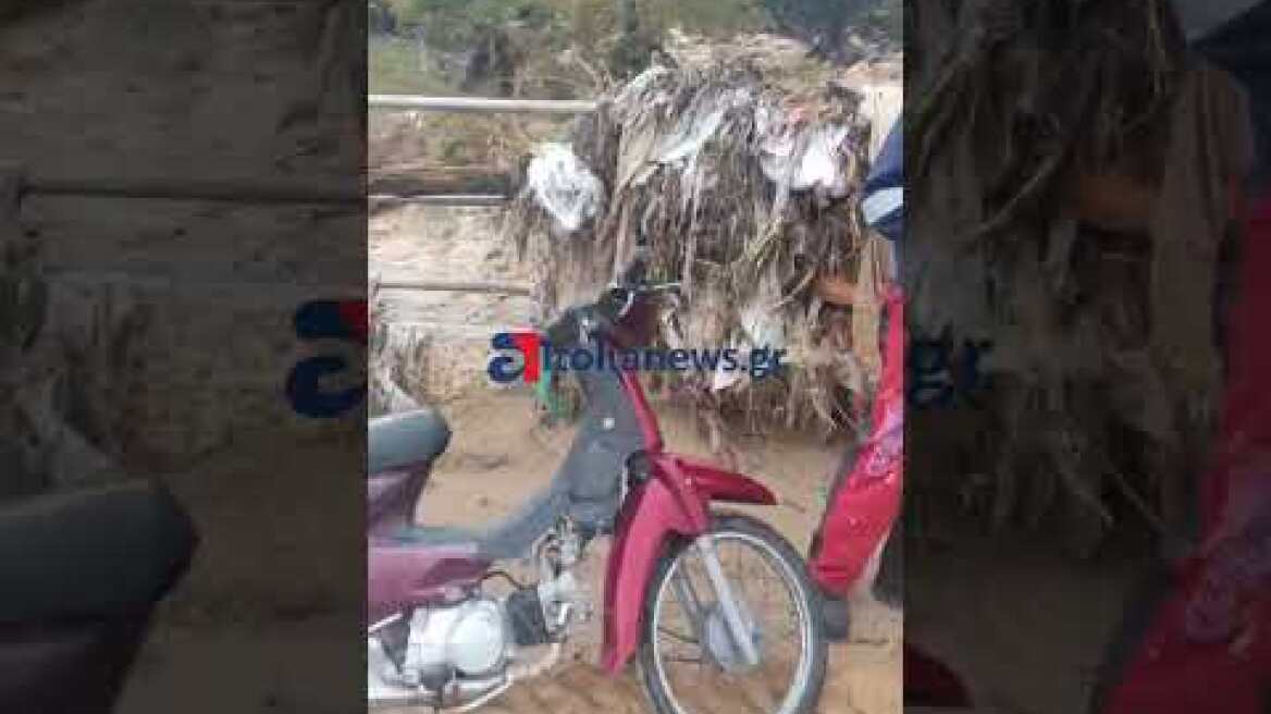 Πλημμυρικά φαινόμενα και ζημιές στο οδόστρωμα στη Βόνιτσα από την έντονη κακοκαιρία.