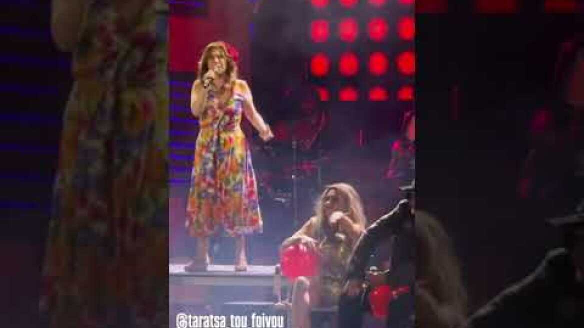 Η εμφάνιση του Γιάννη Μπέζου και της Δήμητρας Παπαδοπούλου στην ταράτσα του Φοίβου