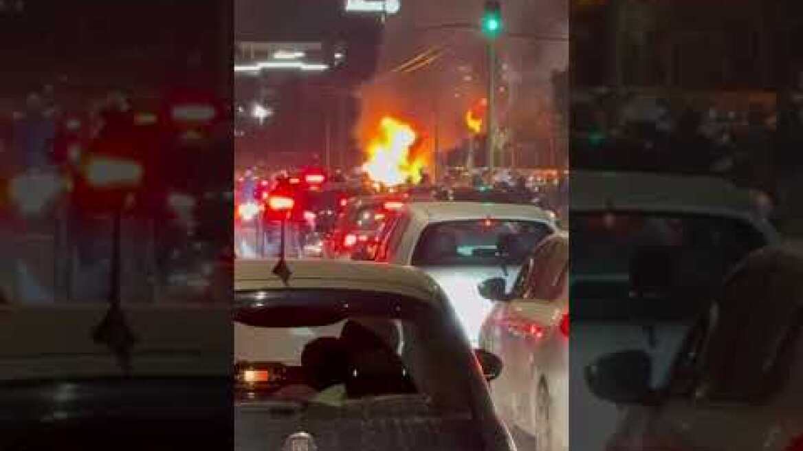 Φωτιά σε αυτοκίνητο στην Κηφισίας στο ύψος της Φιλοθέης (2)