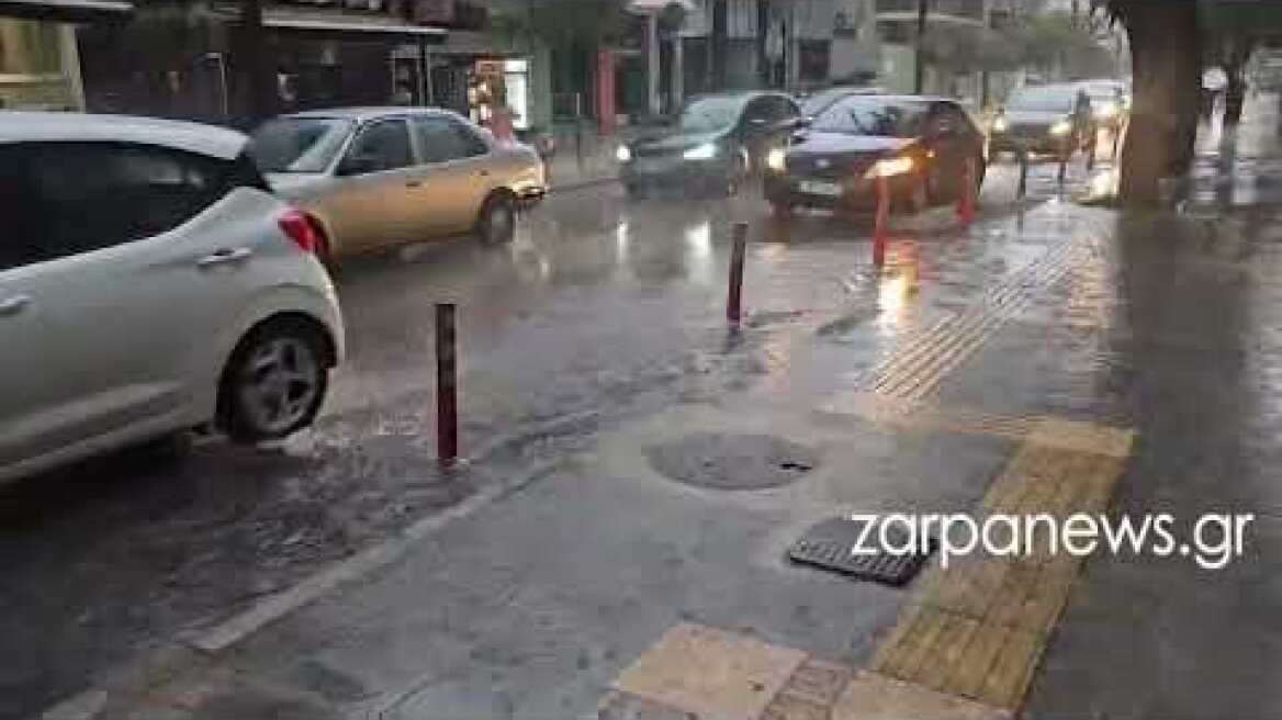 «Ποτάμια» οι δρόμοι σε Ηράκλειο και Χανιά, στο Παλαιόκαστρο δεν μπορούν να βγουν από τα σπίτια τους - Δείτε βίντεο και φωτογραφίες Ποτάμια οι δρόμοι στο κέντρο των Χανίων από τη βροχή