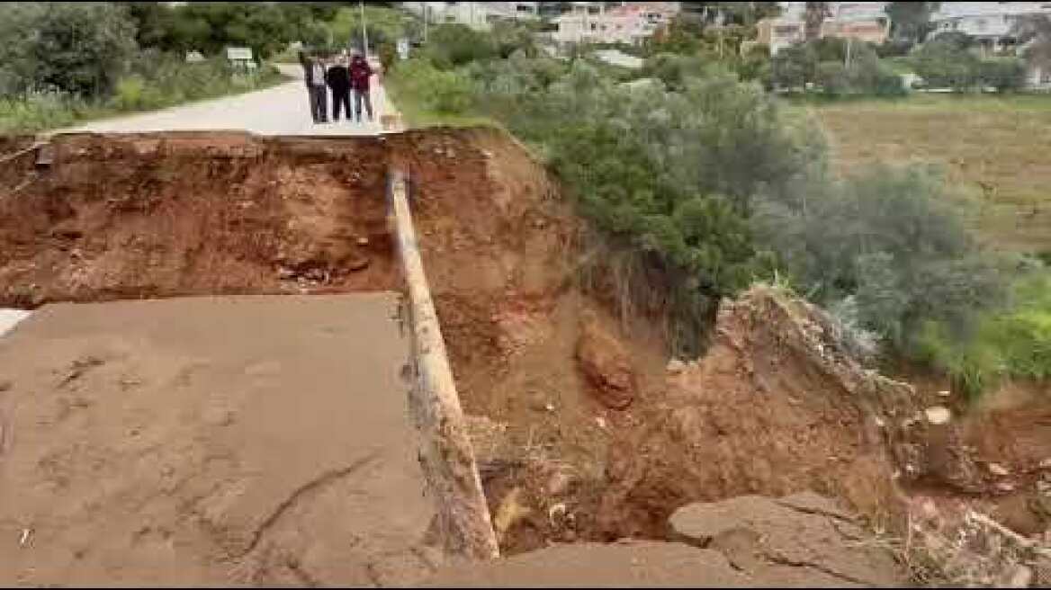 Άνοιξε τρύπα κοντά στη Μαραθώνος (4)
