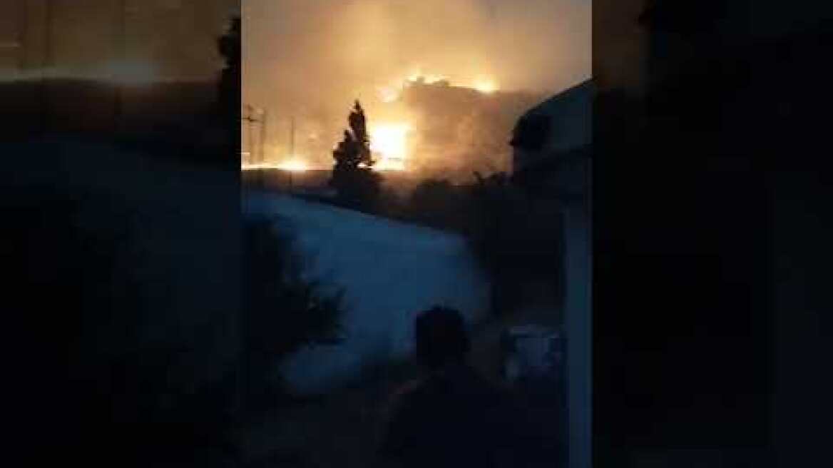 Οι φλόγες περικύκλωσαν τις Μέλαμπες