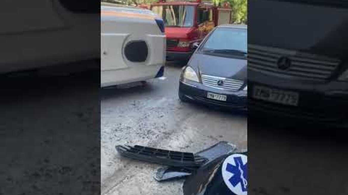 Ατύχημα με ανατροπή ιδιωτικού ασθενοφόρου στο Γουδί (2)
