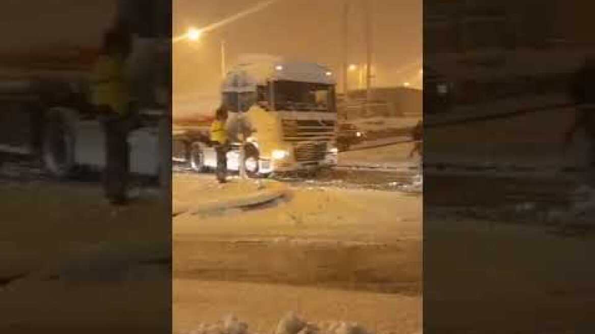 Τώρα-Ισθμός: Επιχείρηση απεγκλωβισμού βυτιοφόρου και οχημάτων